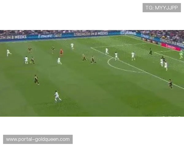 姆巴佩突破瞬间：巴黎前锋连续过掉三名摩纳哥防守球员，射门击中横梁